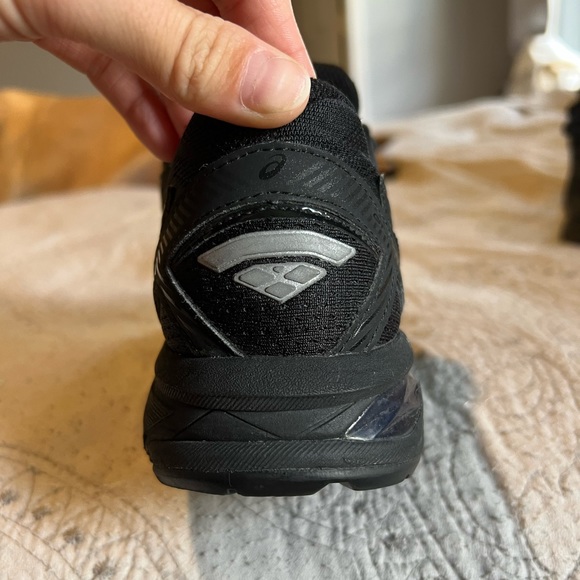 Asics Black Womens Running Shies GT1000 like new size 8.5 - Picture 4 of 4